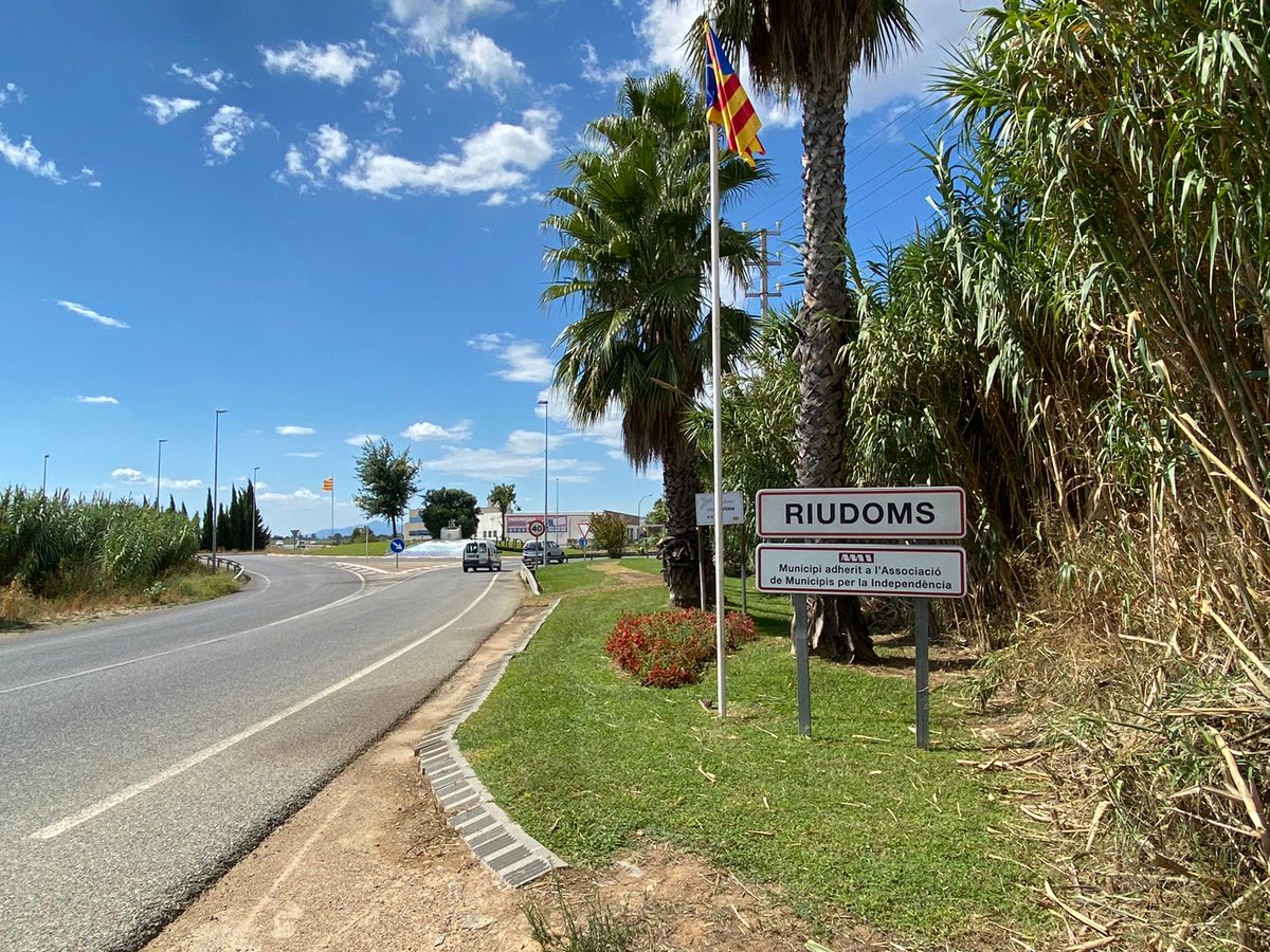 2.
• La vila on visc.

Però, si l'antecedent no és un lloc real, no em sembla gaire encertat.

Per exemple:
• Les circumstàncies "on" ens trobam.

Unes circumstàncies NO són un lloc, per això és millor de dir-ho així:

• Les circumstàncies en què ens trobam.

O també:
+