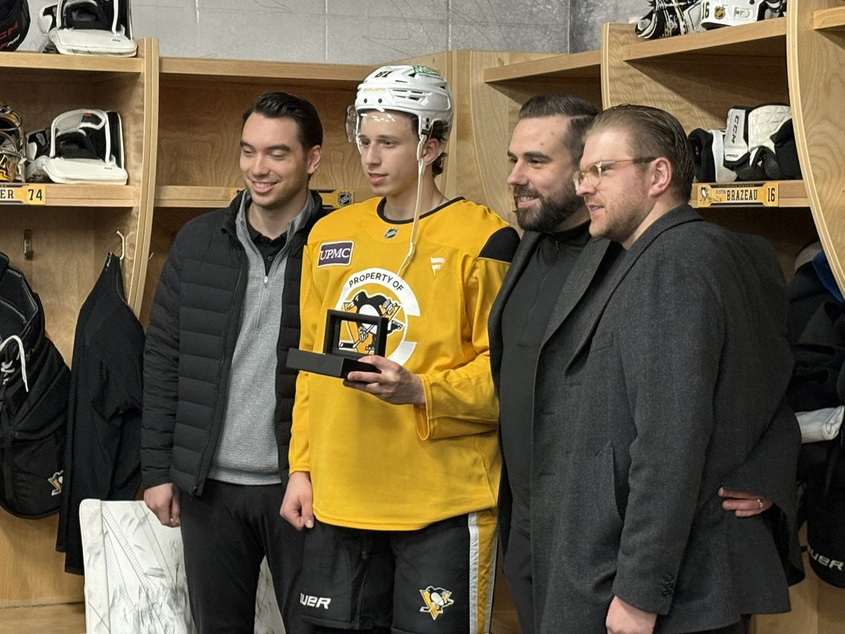Ben Kindel honored by <a href="/HockeyCanada/">Hockey Canada</a> with a championship ring from the U18 Gold Medal winning 🇨🇦 team this past Spring in Texas at the 2025 U18 Men’s World Championship