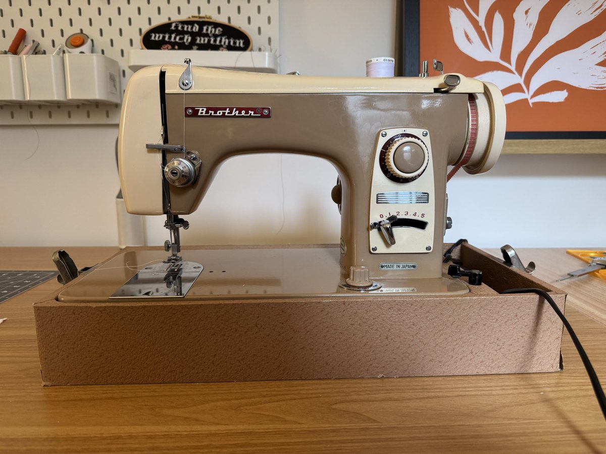 Meet Betty, my vintage 1950’s sewing machine I got  from Facebook Marketplace. Shes 100% metal, weighing 4x my modern sewing machine. She’s sturdier, easier to maintain, works perfectly, AND is gorgeous. 

Another fine example that good design never gets old ❤️