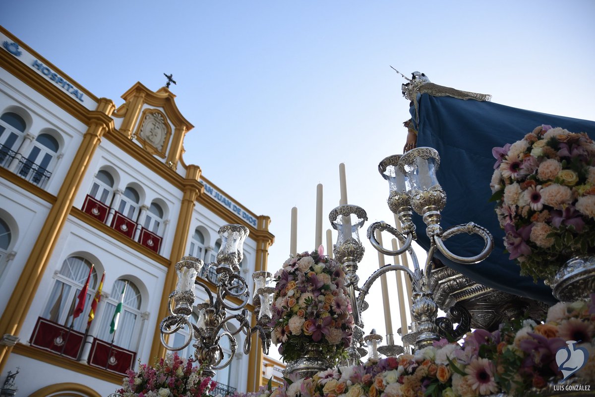 🔵 El pasado 30 de mayo, #LaVirgendelColegio visitó al Hospital de la Orden de San Juan de Dios en su salida por los #25AñosEnNervión 

Una imagen única y para la historia que nuestros jóvenes y antiguos alumnos ni querían ni podían dejar que se quedara ahí

¡Dentro hilo!🧵🪡