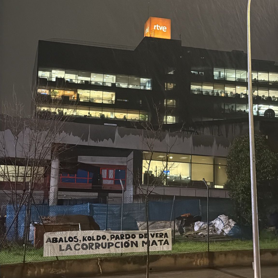 🔴 ÚLTIMA HORA | Un grupo de patriotas se plantan frente a la sede de RTVE Y ponen una lona bien grande con el mensaje: “Ábalos, Koldo, Pardo de Vera, la corrupción mata”.

Ni un respiro a la televisión del régimen que da voz a la hermana de la imputada por corrupción en Adif.