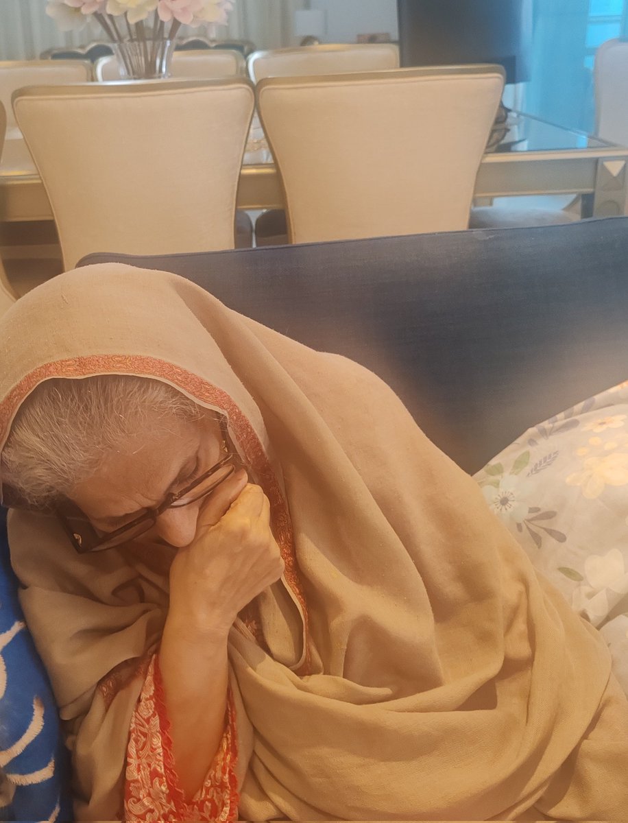 آج پھر دروازے کی گھنٹی بجی تو امی نے فوراً کہا:
“دیکھو، بشریٰ آئی ہوگی۔”
وہ کبھی کبھی بھول جاتی ہیں کہ وہ جیل میں ہے۔
پھر اچانک یاد آتا ہے تو بس اتنا کہتی ہیں:
“اللہ کے سپرد کیا میں نے اسے۔
شاید اس زندگی میں ملاقات نہ ہو،
مگر آگے ان شاء اللہ ضرور ہوگی۔”
میں یہ بات کسی ہمدردی