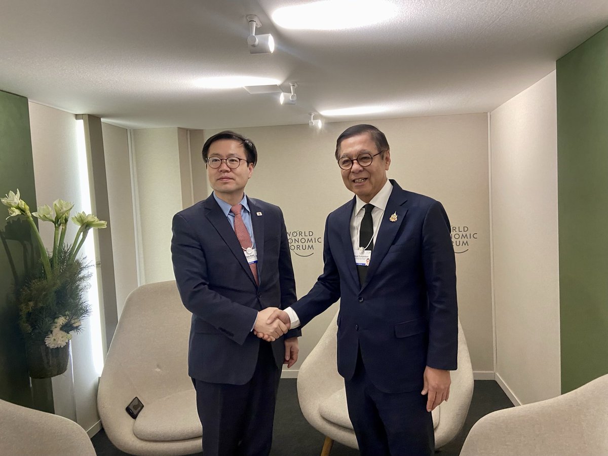 MFAThai's tweet image. FM @SihasakPh met the Trade Minister of the ROK on the sidelines of #WEF26 in #Davos. Both sides agreed to boost Thailand–ROK trade &amp;amp; investment and accelerate the conclusion of the Thailand–ROK #CEPA, with Thailand reaffirming full support for Korean investment. (20 Jan 2026)