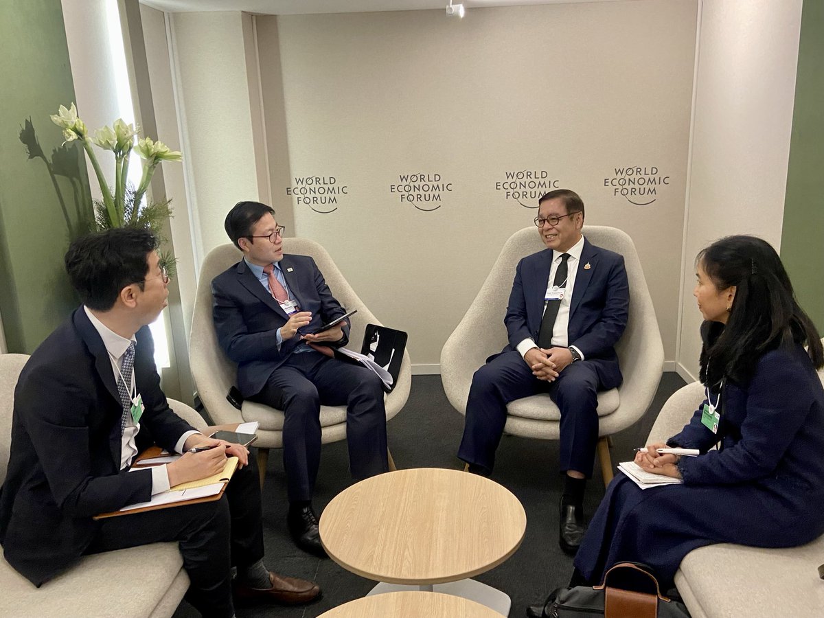 MFAThai's tweet image. FM @SihasakPh met the Trade Minister of the ROK on the sidelines of #WEF26 in #Davos. Both sides agreed to boost Thailand–ROK trade &amp;amp; investment and accelerate the conclusion of the Thailand–ROK #CEPA, with Thailand reaffirming full support for Korean investment. (20 Jan 2026)