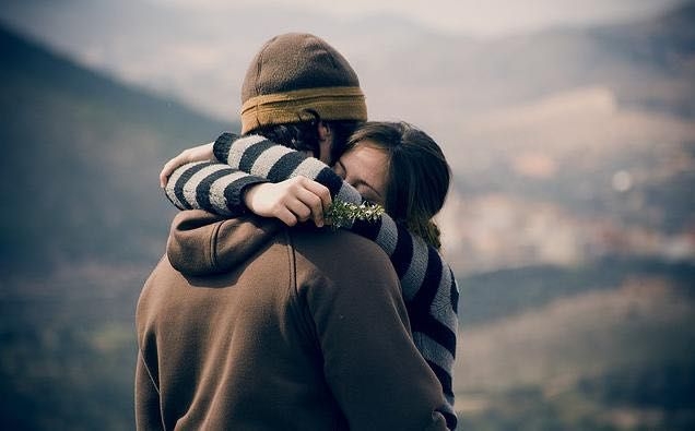 Existe una hermosa palabra en Latinoamérica que amplia el significado del término castellano abrazar. Apapachar significa en su su sentido original "abrazar con el alma". Trasciende del gesto físico e implica un compromiso emocional mayor. Una palabra preciosa.