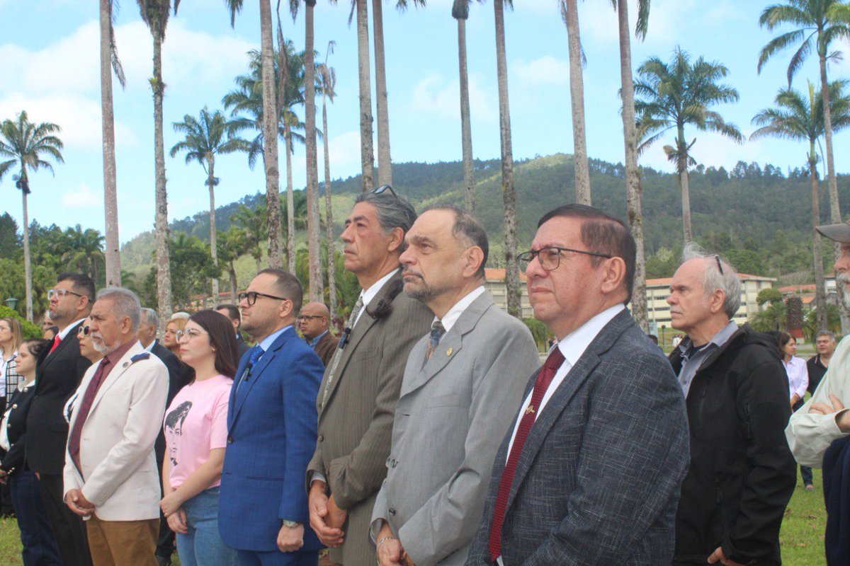 campusb's tweet image. La USB conmemoró su 56 años de Aniversario. Autoridades rectorales, invitados especiales y la comunidad universitaria se reunieron en un acto de izamiento de banderas. El Rector Prof. Jorge Stephany destacó el esfuerzo y compromiso de la comunidad universitaria. #PrensaUSB #USBve