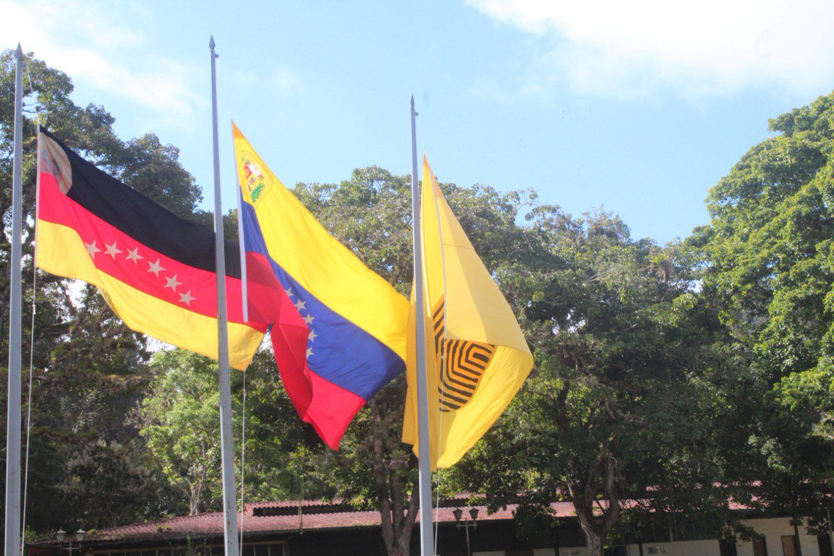 campusb's tweet image. La USB conmemoró su 56 años de Aniversario. Autoridades rectorales, invitados especiales y la comunidad universitaria se reunieron en un acto de izamiento de banderas. El Rector Prof. Jorge Stephany destacó el esfuerzo y compromiso de la comunidad universitaria. #PrensaUSB #USBve