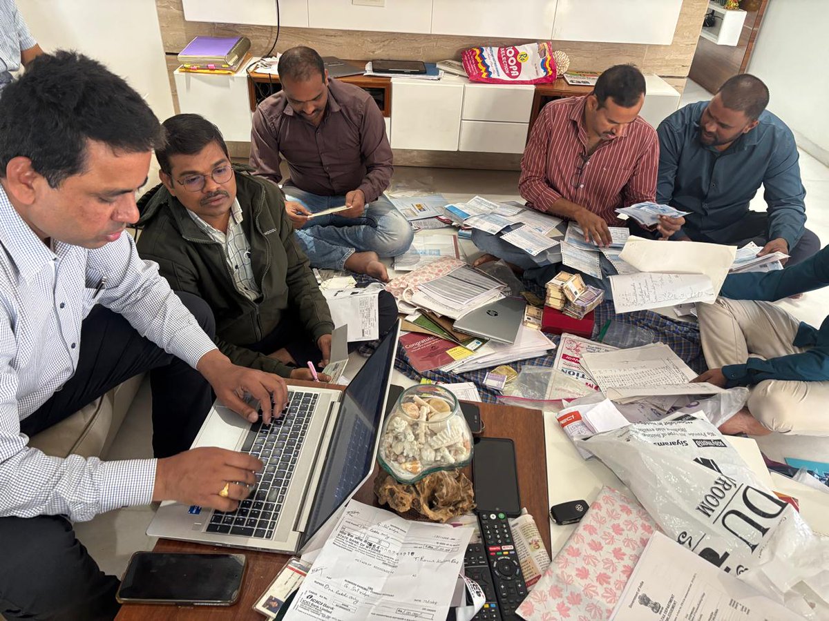 jsuryareddy's tweet photo. #ACB Raids at Suspended Addl Collector's Properties, Assets worth ₹7.69 crore Seized, (it's market value much higher). The #Hanamkonda #AdditionalCollector and I/c #DEO was caught red-handed, while taking #Bribe of ₹60,000, on Dec 5. 

A #DisproportionateAssets (#Corruption) case has been registered against Arramada Venkat Reddy, Additional Collector (Revenue) & I/c District Education Officer of Hanumakonda District (now under suspension) (Trapped by ACB Officials on 05.12.2025 for accepting bribe) by Telangana Anti Corruption Bureau (ACB) Officials on Wednesday.

The ACB Officials conducted searches at his house and seven places linked to him and his relatives on Wednesday. 

Several immovable and movable properties were unearthed i.e.:

•Residential Villa-1
•Residential Flat-1
(2 Residential properties value ₹4.65 crore)
•Commercial Shop-1 (value ₹60 lakh)
•Open Plots-8 (value ₹65 lakhs)
•Agricultural Land - 14.25 Acres (value ₹50 lakh)
•Four wheelers-3 (value ₹40 lakh)
•Gold Ornaments 297 gm, (value ₹4.35 lakhs)
•Household Articles (value ₹11 lakhs)
•Net Cash Rs.30,00,300/- (₹30 lakhs)
•Bank Balance Rs.44,03,032/- (₹44 lakhs)

Total estimated value of assets is Rs.7,69,38,332/- (As per Document Value ₹7.69 crore). 

The Plots and Lands Market value is several times higher.