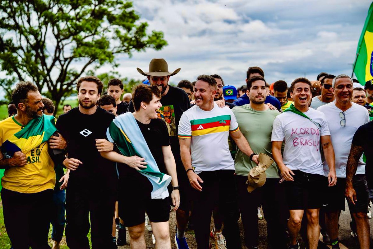zuccors's tweet photo. Qual foto representa melhor o espírito desse terceiro dia de caminhada por um Brasil com liberdade e justiça? https://t.co/FVSAdsXa3p