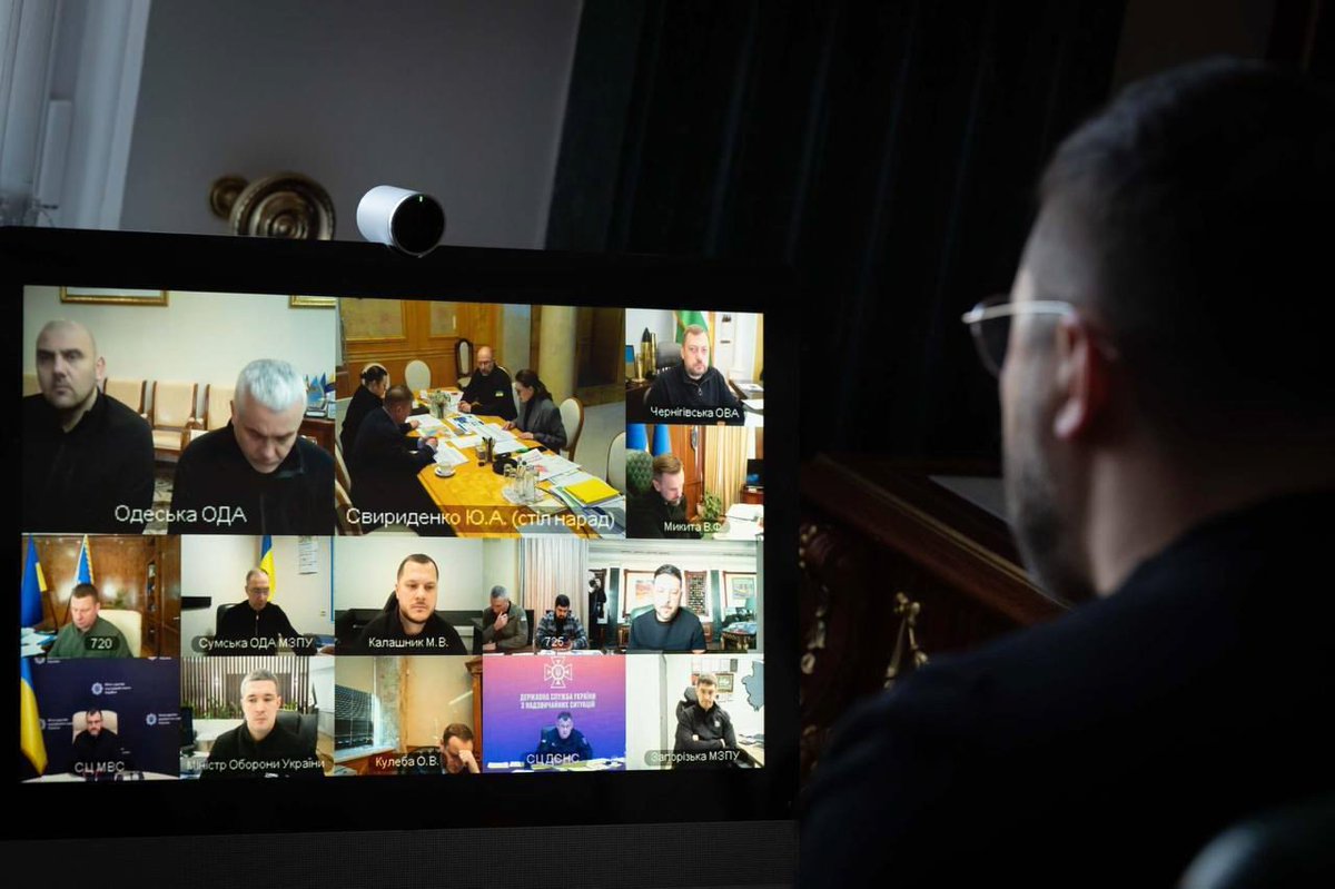 Зеленский сделал постановочное фото, типа он СИДИТ БЕЗ СВЕТА с ноутбуком у окошка. 

КОМП И ИНТЕРНЕТ ПРИ ЭТОМ У НЕГО РАБОТАЮТ 🤡🤡🤡