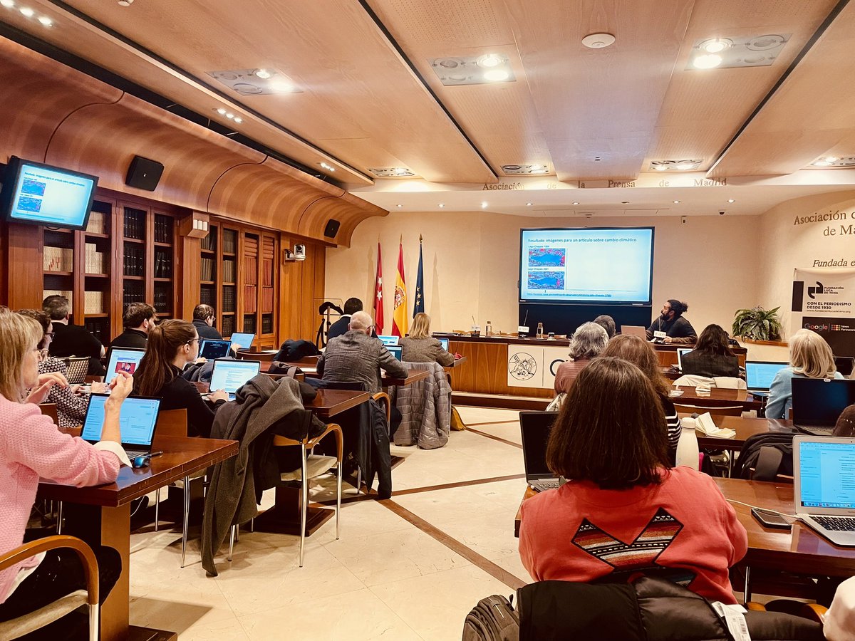 iliernavarro's tweet photo. 🔵Muy útil y práctica la jornada 'Conociendo la inteligencia artificial: Taller de herramientas de #IA para #periodistas', celebrada en la @aprensamadrid con la @FundLucaDeTena
👩🏻💻Con Leonardo La-Rosa, experimentamos con #Gemini, #NotebookLM y #Pinpoint. Mucho por descubrir 🙌🏼 https://t.co/FFPsDBzkgY