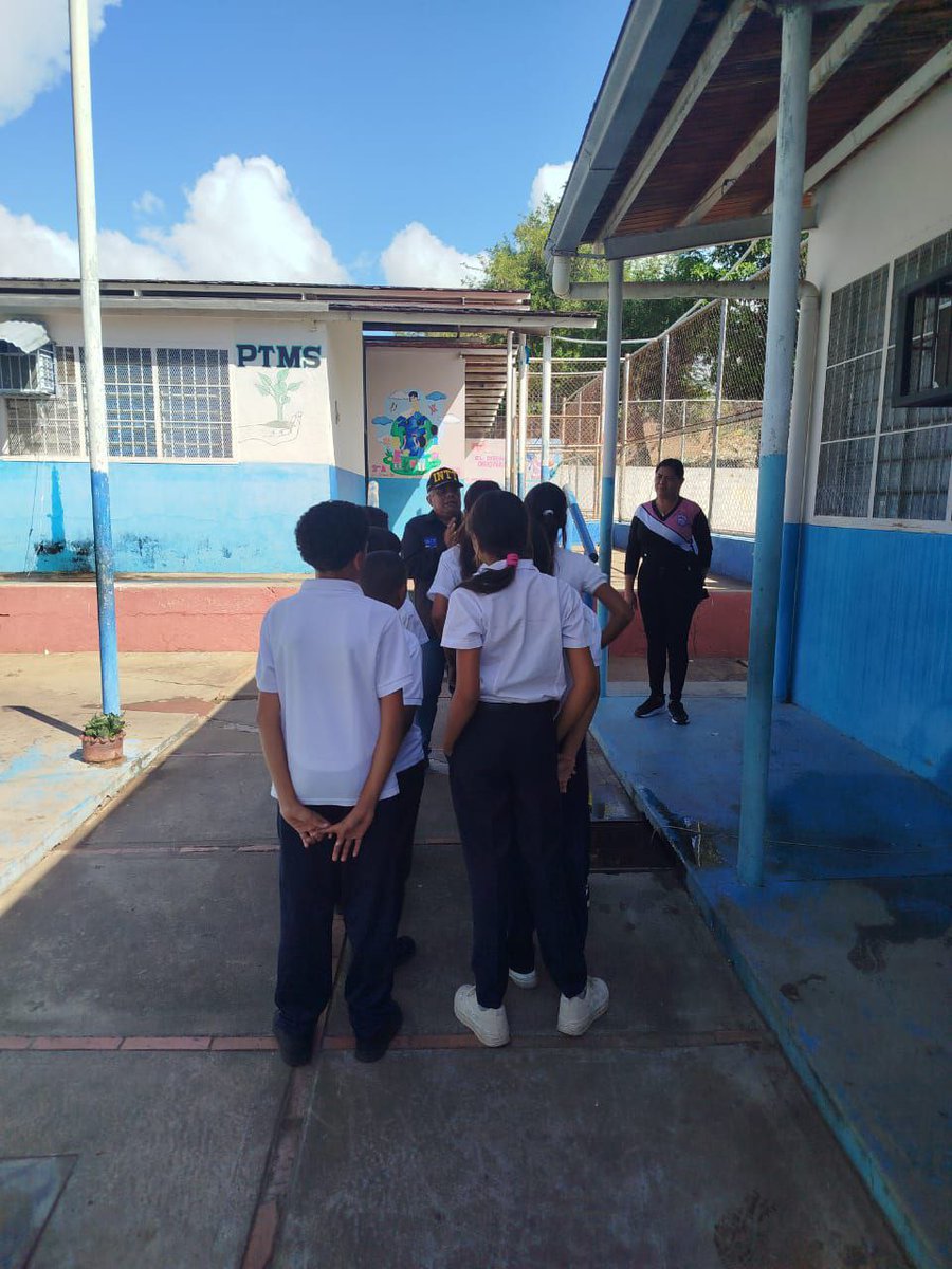 El equipo del INTT, oficina Ciudad Bolívar, realizó una visita a la E.B.N. Manuel Carreño con un propósito muy especial: la formación de la Patrulla Escolar. 

Durante esta actividad, se orientó a los niños y niñas sobre la importancia de conocer las señales de tránsito.