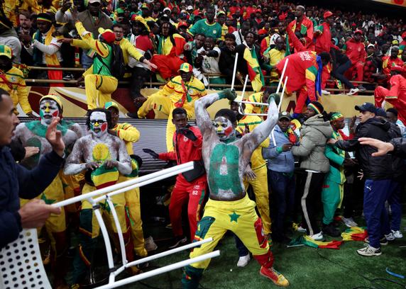 MoroccoIntel's tweet image. 🇲🇦🇸🇳| Si la CAF s'en tient à ces sanctions purement symboliques, beaucoup d'équipes tireront la conclusion logique qu'elles sont insuffisamment dissuasives et seront naturellement incitées en finale de la CAN à interrompre les matchs et pousser leurs supporters à d'autant plus de…