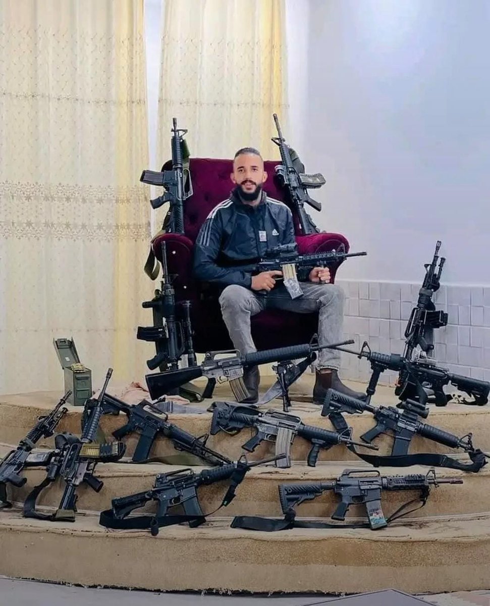 ayeletlash9's tweet image. ראש הממשלה שלום.
כמו הנגדת מאמ"ן שזעקה והתריעה על חומת יריחו,
כמו התצפיתניות שהרגישו ודיווחו שמשהו חריג קורה, 
כמו רפאל חיון שאמר אבל אף אחד לא רצה להקשיב - ככה אנו, יהודי ארץ ישראל מרגישים כעת. 
אתה מספר לעצמך סיפורים על ניצחון מוחלט ומדמיין שיצרת הרתעה על כל אויבינו. אבל לצערי…