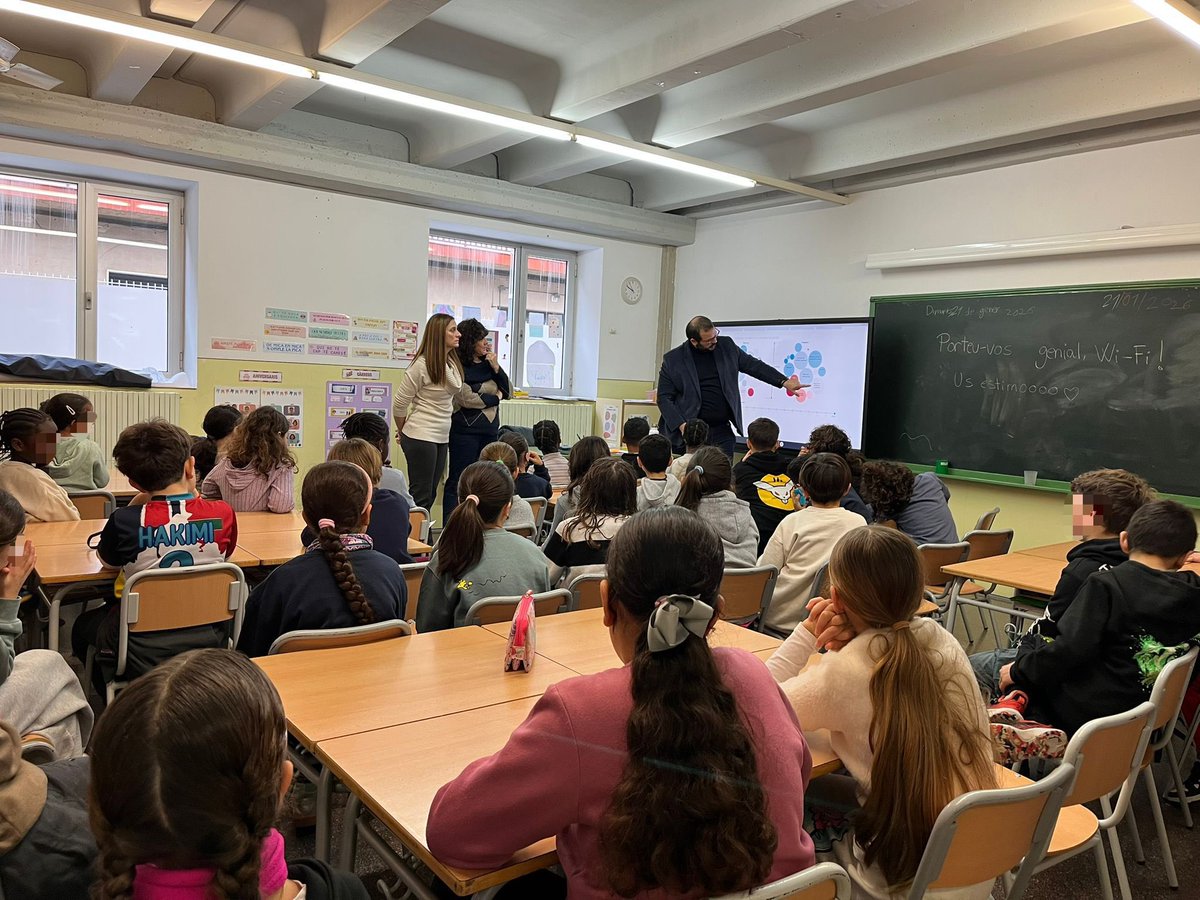 DBotePaz's tweet photo. Fa unes setmanes, els alumnes de 3r de l’Escola Anxaneta van visitar l’Ajuntament i no hi vaig poder ser. Avui els he tornat la visita a l’escola perquè em poguessin fer totes les preguntes que volguessin.

Un plaer compartir aquesta estona amb vosaltres 😊 https://t.co/LqI4SgH8TI