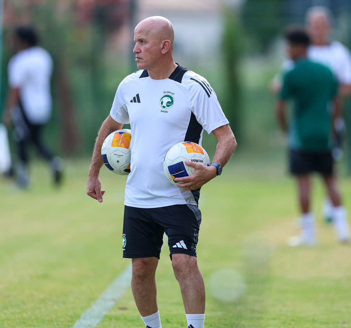 mauritaniefoot's tweet photo. Rumeurs, amalgames, accusations sans preuves. L’époque aime le vacarme plus que les faits.
Pris pour cible après la finale de la CAN 2025, Nouredine Bouachera oppose un démenti formel : aucune implication dans un prétendu retrait des Lions du Sénégal 🇸🇳. 
L’Algérien a travaillé de 2020 à 2023 avec la sélection sénégalaise sous Aliou Cissé, participant au sacre continental. Depuis deux ans, il exerce en Arabie saoudite (SAFF) et n’a plus aucun lien avec la FSF depuis novembre 2023. Il n’était pas au Maroc 🇲🇦 durant la compétition.

Il dénonce une campagne de désinformation, images et récits manipulés à l’appui, met en demeure les médias de retirer et rectifier sous 48h, et se réserve le droit d’engager des poursuites.
Quand le bruit enfle, les faits rappellent une vérité simple : le football doit rester un lieu d’unité, pas de calomnie.

#CAN2025 #TotalEnergiesAFCON2025