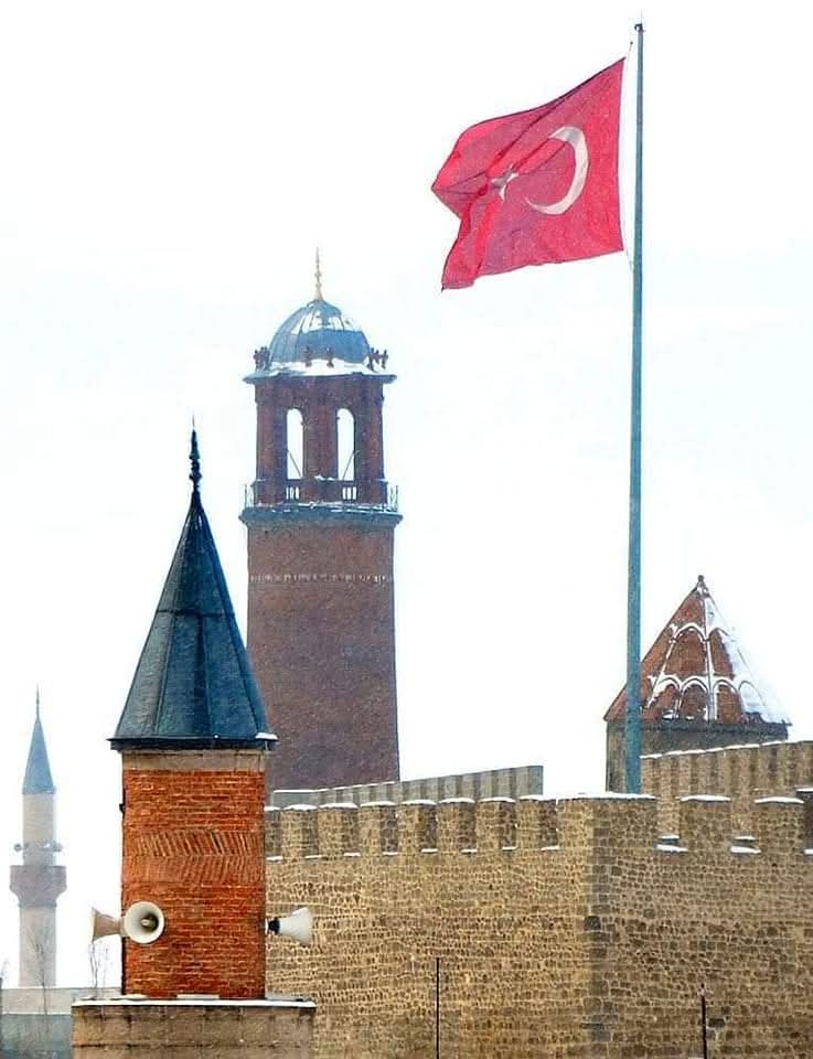 Hakkıdır hür yaşamış bayrağımın hürriyet Hakkıdır hakka Tapan milletimin istiklal