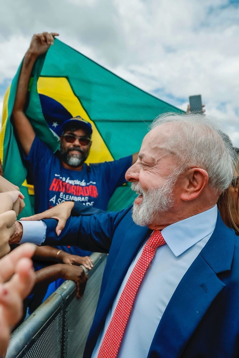 eixopolitico's tweet photo. 🇧🇷 Pesquisa AtlasIntel/Bloomberg mostra que Lula venceria Flávio Bolsonaro, Tarcísio ou Michelle no 2º turno, com 49% x 45%. Presidente mantém vantagem de 4 pontos e lidera também no 1º turno. https://t.co/RIhM4AiM4l