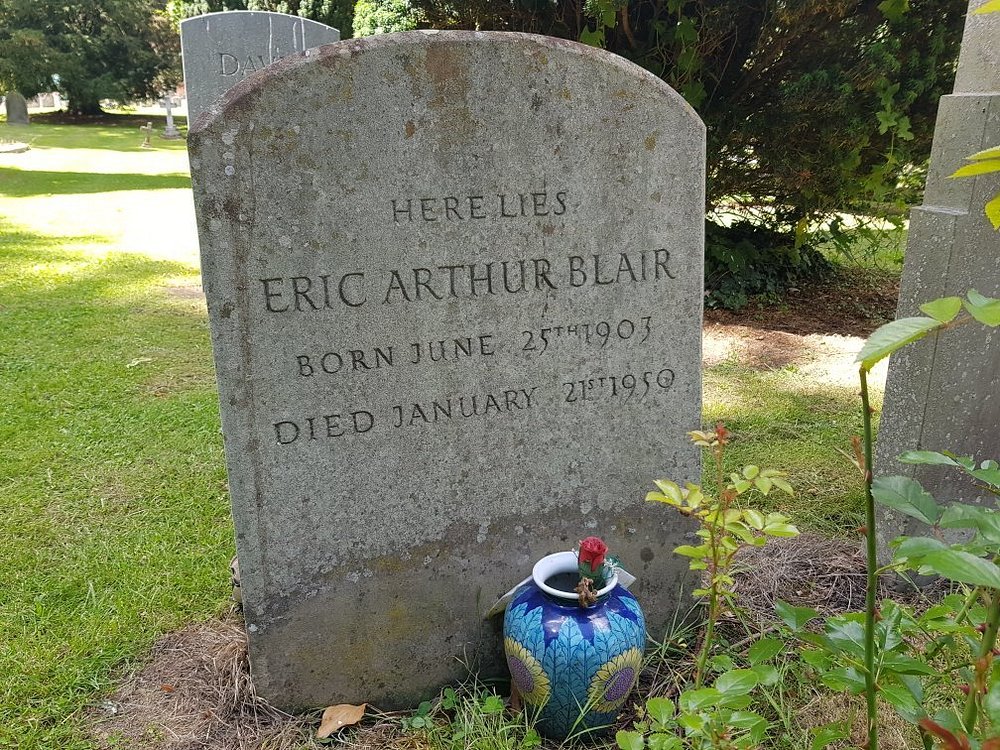 Eric Arthur Blair falleció el 21 de enero de 1950 en Londres, a la edad de 46 años, a causa de una tuberculosis. El mundo le conoció con el seudónimo literario de George Orwell. Pocos años antes había logrado el éxito editorial con sus dos obras más conocidas: "Rebelión en la