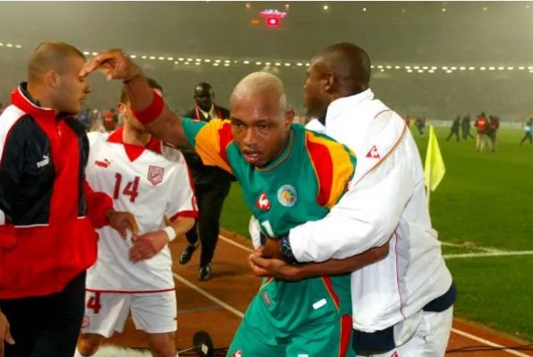 makemorocco's tweet photo. 🚨 ABANDON = DÉFAITE. LES FAITS PARLENT🇸🇳

🏆 CAN 2004 — Sénégal vs Tunisie🇹🇳
➝ Le Sénégal quitte le terrain → victoire accordée à la Tunisie (tapis vert)

🏆 CAN 2013 — Sénégal vs Côte d’Ivoire🇨🇮
➝ Émeutes, jets de projectiles → Sénégal disqualifié par la CAF

🏆 CAN 2025 —🇲🇦Maroc vs Sénégal
➝ Sortie du terrain 15+ minutes en finale → match interrompu puis repris

📜 RÈGLE IMMUTABLE : abandon = défaite.
⚖️ La CAF doit l’appliquer sans exception.