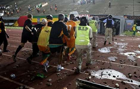 makemorocco's tweet photo. 🚨 ABANDON = DÉFAITE. LES FAITS PARLENT🇸🇳

🏆 CAN 2004 — Sénégal vs Tunisie🇹🇳
➝ Le Sénégal quitte le terrain → victoire accordée à la Tunisie (tapis vert)

🏆 CAN 2013 — Sénégal vs Côte d’Ivoire🇨🇮
➝ Émeutes, jets de projectiles → Sénégal disqualifié par la CAF

🏆 CAN 2025 —🇲🇦Maroc vs Sénégal
➝ Sortie du terrain 15+ minutes en finale → match interrompu puis repris

📜 RÈGLE IMMUTABLE : abandon = défaite.
⚖️ La CAF doit l’appliquer sans exception.
