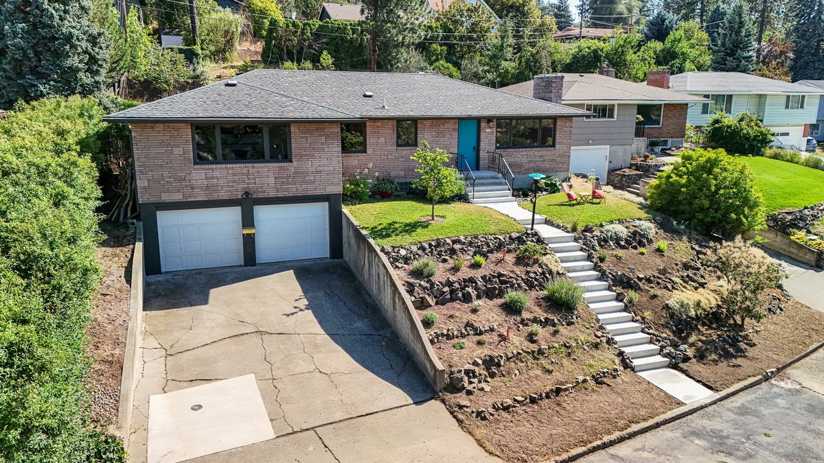 evoreal's tweet photo. Price Drop! Check out this Mid-Century Modern Magic on Spokane's South Hill. 5BR/3BA includes a full ADU in the walk-out basement. More details here: https://t.co/w3rMEEJu3O #spokanerealtor #spokanerealestate https://t.co/GiHk12u6wD