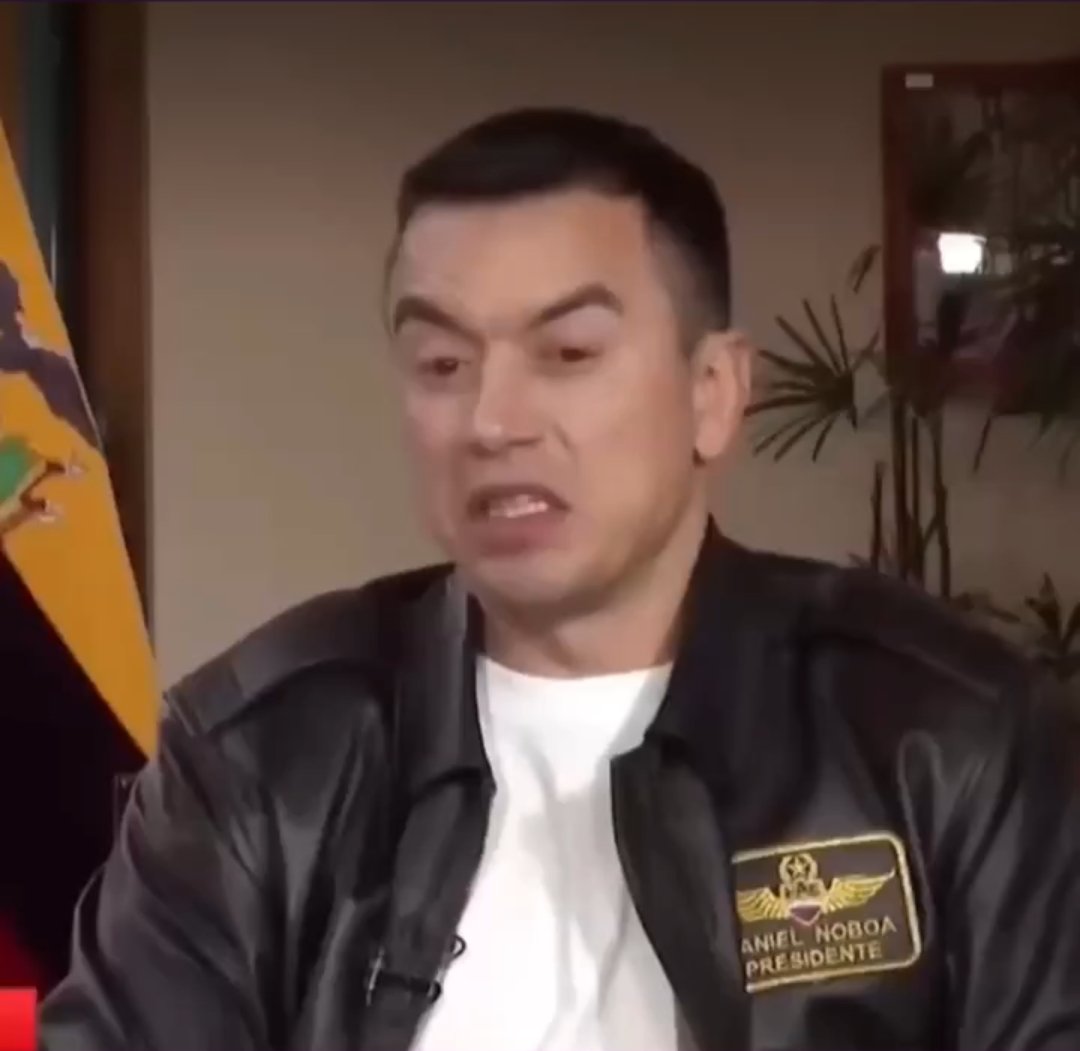 galosanchez20's tweet image. Si el Gerente General de tu empresa impone impuestos a la compañía que te vende la materia prima que tu empresa necesita para sobrevivir, lo mínimo que haces es botar a ese Gerente animal. Pero tú, simio ignorante, lo elegiste DOS veces, DOS!!