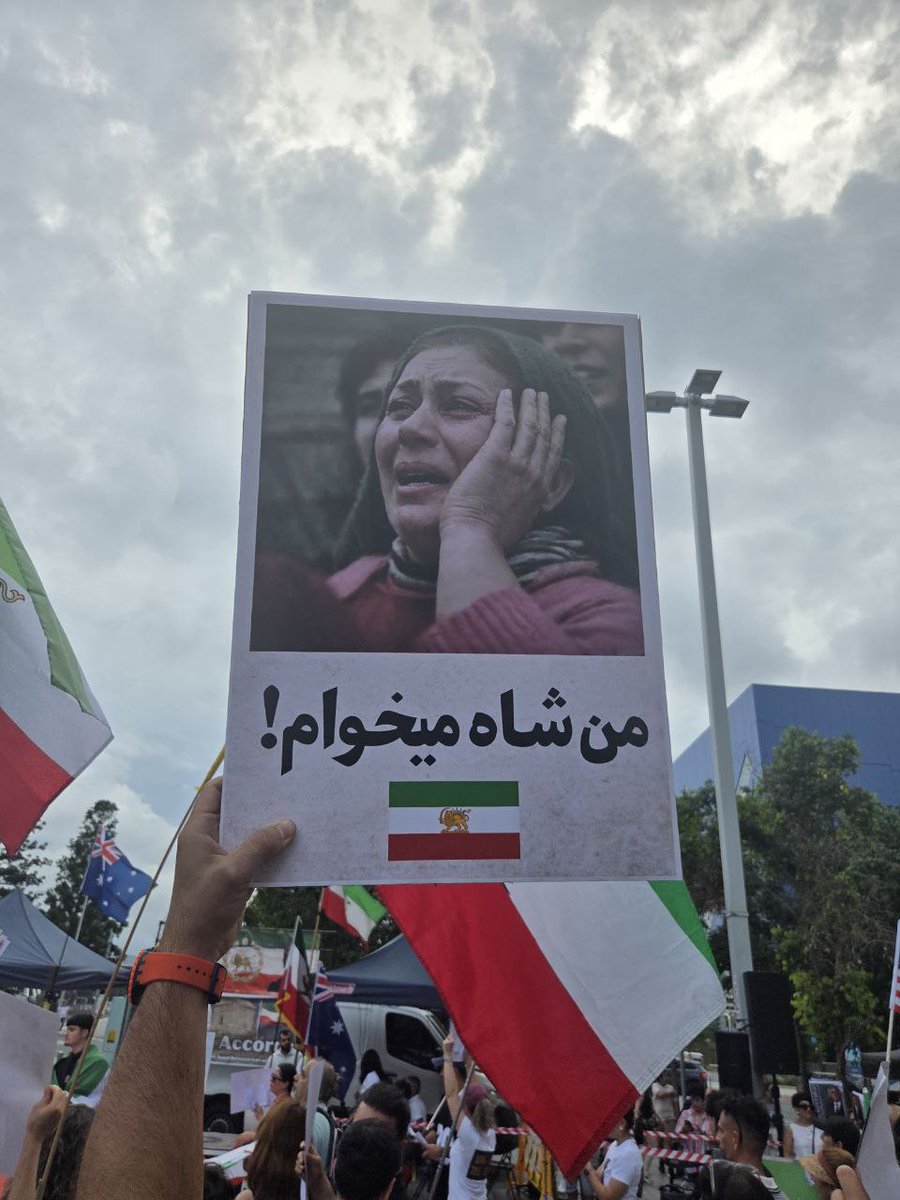 noorpahlavi20's tweet image. تاملاین نگاه کنید سه فاسد فقط زوزه میکشن و دشمنان به پهلوی میدن چون چیزی برای ارائه ندارند جز پهلوی ستیزی
مردم ایران شجاعانه به خیابان‌ها آمدند و نام پهلوی را صدا زدند ملت آگاه هیچگاه شکست نخواهد خورد