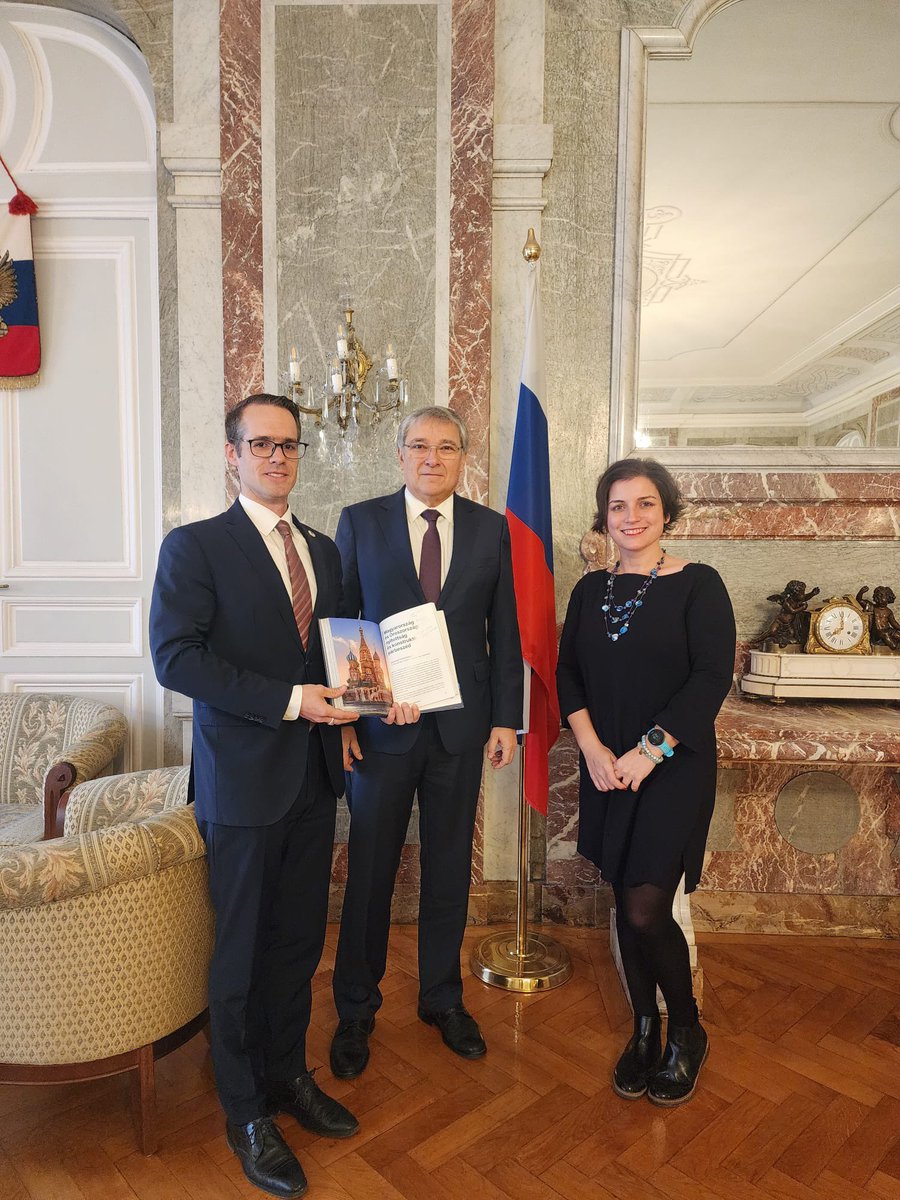 RusEmbHungary's tweet photo. #Eurasia

✍️Személyes találkozójuk során Evgeny Sztaniszlavov átvette Horváth Leventétől, Eurázsia - Magyarország egyik vezető elemző központjának a vezetőjétől egy könyvet, amelyben a nagykövet szerzői cikke szerepel két ország közötti kapcsolatról

🔗 https://t.co/VS4IIuMOx0 https://t.co/p3qNm3aBmn