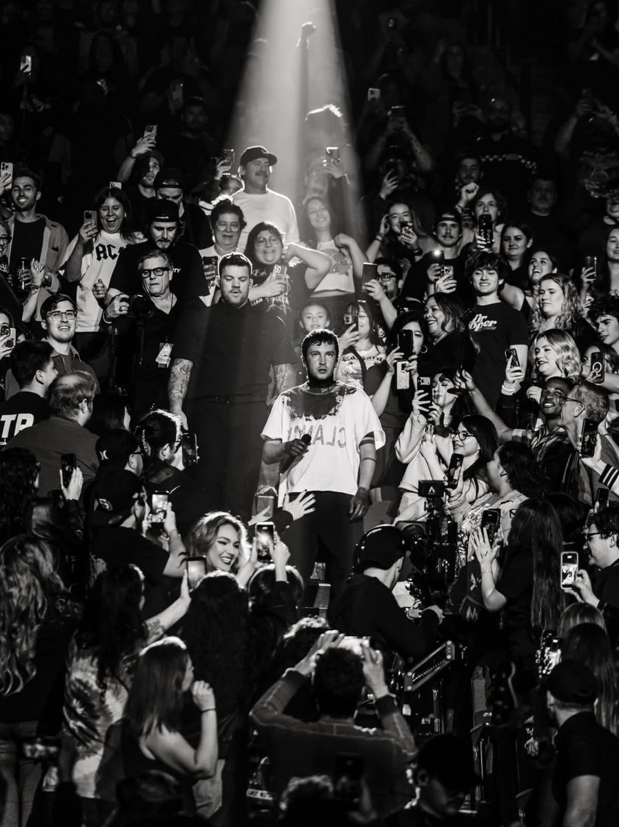 centr_mass's tweet image. i was an atheist until i saw jesus in my living room