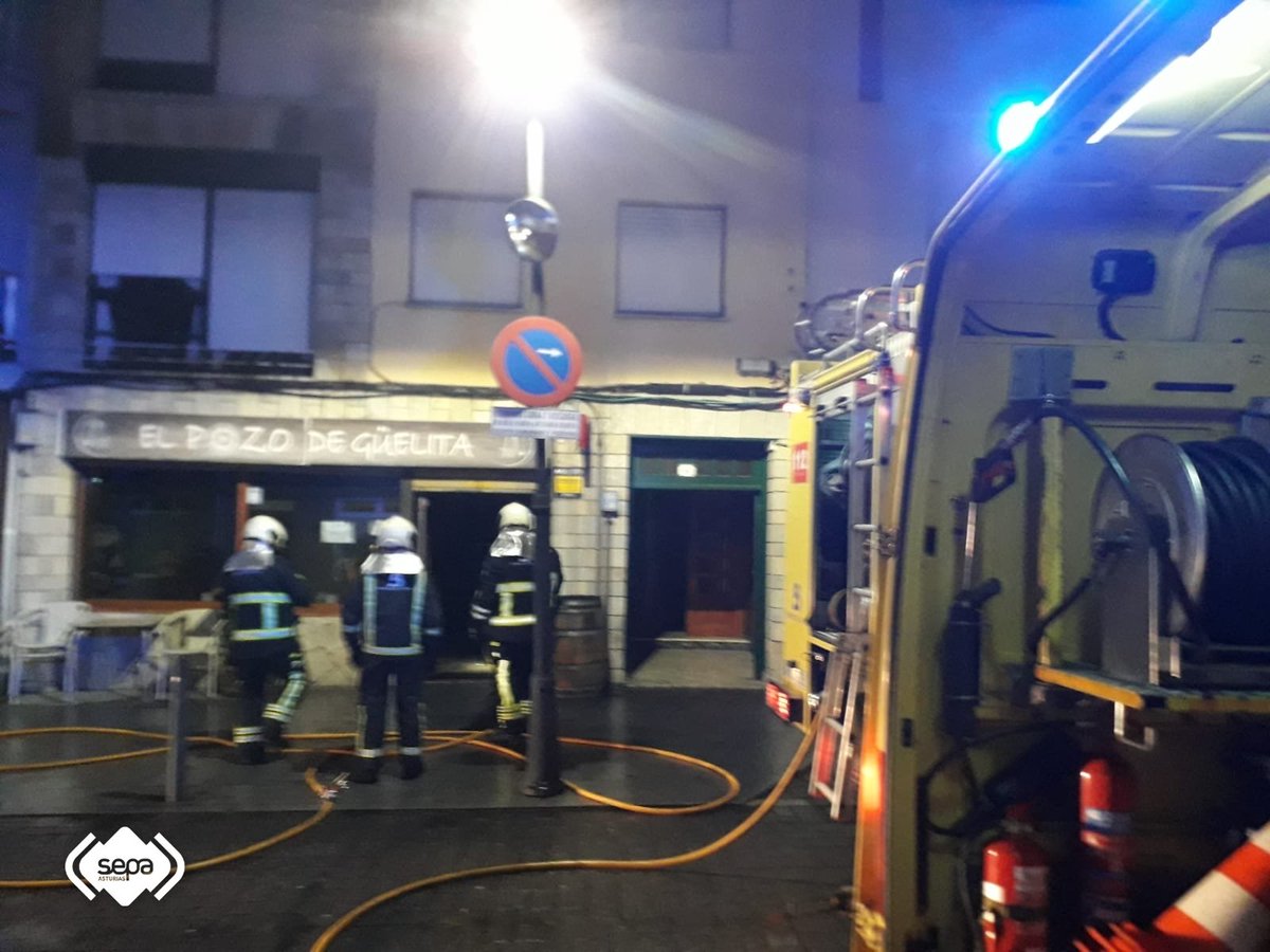 112Asturias's tweet photo. Quema la cocina, un congelador y la barra de un bar en La Caridad #ElFranco. El local resultó afectado por el humo y el calor. Sin daños personales. Ubicado en el bajo de un edificio de tres alturas. Aviso 1-1-2 a las 18.42. Al lugar acudieron @BomberosAstur #Barres  y #Valdés https://t.co/EJmfqC4pTh