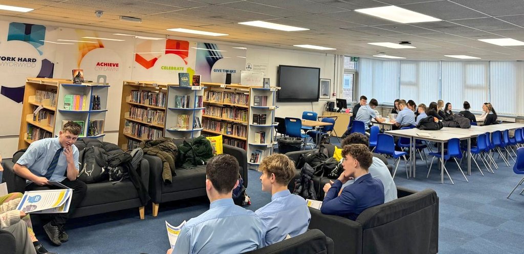 #GCSE #AimHigh Thanks to <a href="/UoCEducation/">Uni of Chester - School of Education</a> PGCE students for inspiring and helping to mentor our Y11 students who are working to secure A/A* grades #LearningtogetherinChrist 💙🙏