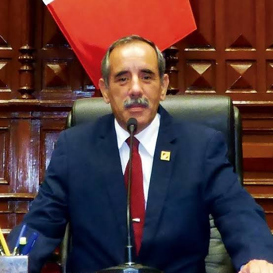 Burga no era un anciano es un hijo de puta, ayer hoy y siempre.
Bien ganado su galletazo.