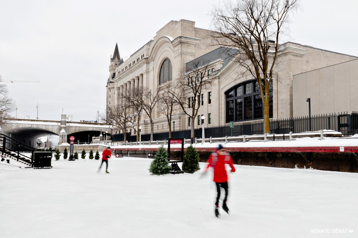 SenateCA's tweet image. Did you know the world’s largest naturally frozen skating rink runs right past the Senate of Canada Building? ⛸️

If you plan to visit the Rideau Canal Skateway, don’t forget to glide by the Upper Chamber’s temporary home and admire this early 20th-century architectural gem up…