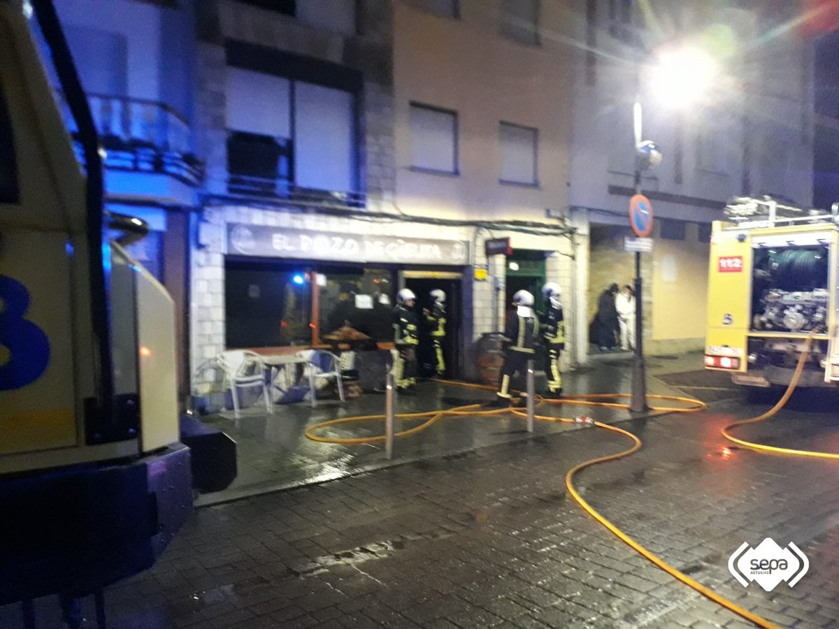 BomberosAstur's tweet photo. Extinguido incendio en un bar ubicado en el bajo de un edificio de 3 alturas en La Caridad #ElFranco. Sin afectados. Al lugar acudieron 4 efectivos de Bomberos del #SEPA  de #Barres y otros 2 con la autoescalera de #Valdés. Por protocolo acudirán de nuevo a revisar en 2 horas https://t.co/MIJqV4Wutm