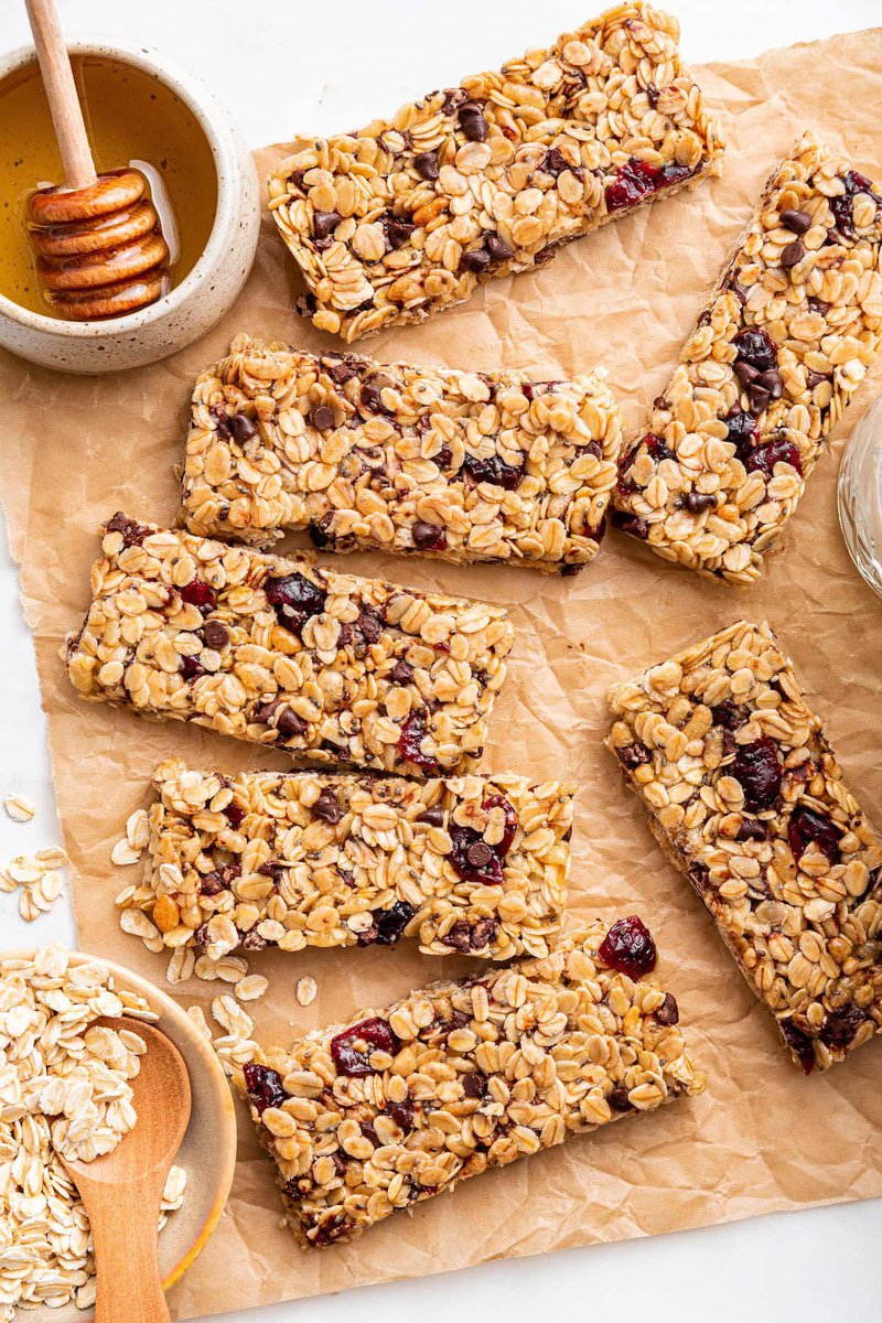 CorinnePulitzer's tweet photo. #Snackers are celebrating today! Start rolling the oats, it’s #NationalGranolaBarDay & crunchy or chewy, this delicious, portable energy booster, is in the spotlight all day! @NatureValley @Quaker @KINDSnacks @KelloggsUS @NationalDayCal @HeyWhatDay @DiningGuide2Day https://t.co/kROXxPjW5J