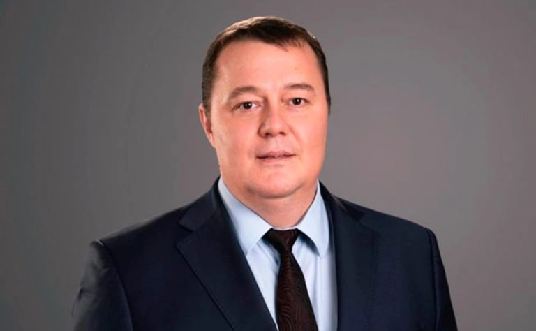 Il presidente di UkrEnergo, Aleskej Brekht, è morto folgorato stanotte mentre, insieme ai suoi dipendenti, era a lavorare in strada per cercare di ridare corrente alla capitale.
Spero venga ricordato come un vero eroe silenzioso.