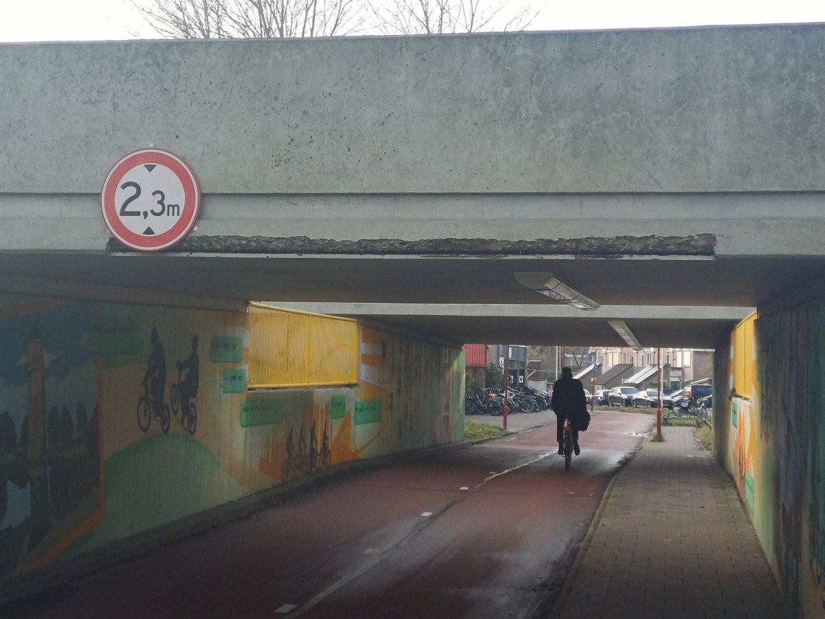 SVanDerDeure's tweet photo. @gemZoetermeer Wellicht al bekend. Een rand van de tunnel Azieweg/kruising Europa/Australieweg is losgekomen en op fiets/voetpad terecht gekomen.  Zonder ongelukken nog. Is het nu veilig? https://t.co/esKRsRuHA2