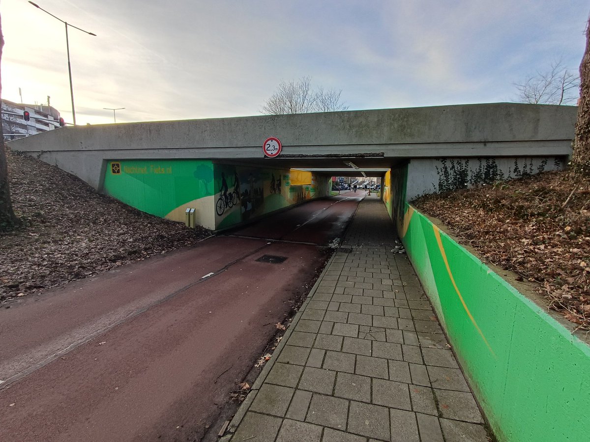 SVanDerDeure's tweet photo. @gemZoetermeer Wellicht al bekend. Een rand van de tunnel Azieweg/kruising Europa/Australieweg is losgekomen en op fiets/voetpad terecht gekomen.  Zonder ongelukken nog. Is het nu veilig? https://t.co/esKRsRuHA2