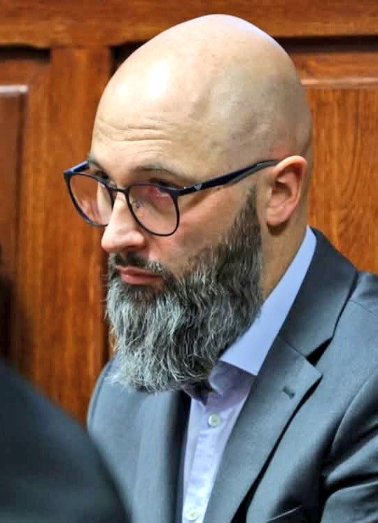 Ruszył proces sukkienkowiego hochsztaplera, Michała Olszewskiego. SO w Warszawie nie dał się nabrać i odrzucił wniosek obrońcy oszusta o umorzenie postępowania "w związku z rozpoznanym przez psychiatrów zaawansowanym zespołem stresu pourazowego u kapłana."
Salcesonem go!