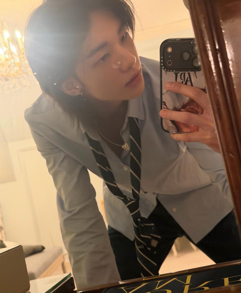 kindariahot's tweet image. Apareci só pra mostrar meu sp usando meu apelido “Ari” na capinha dele junto com um desenho de um casal? vermelho (nossa cor) e branco