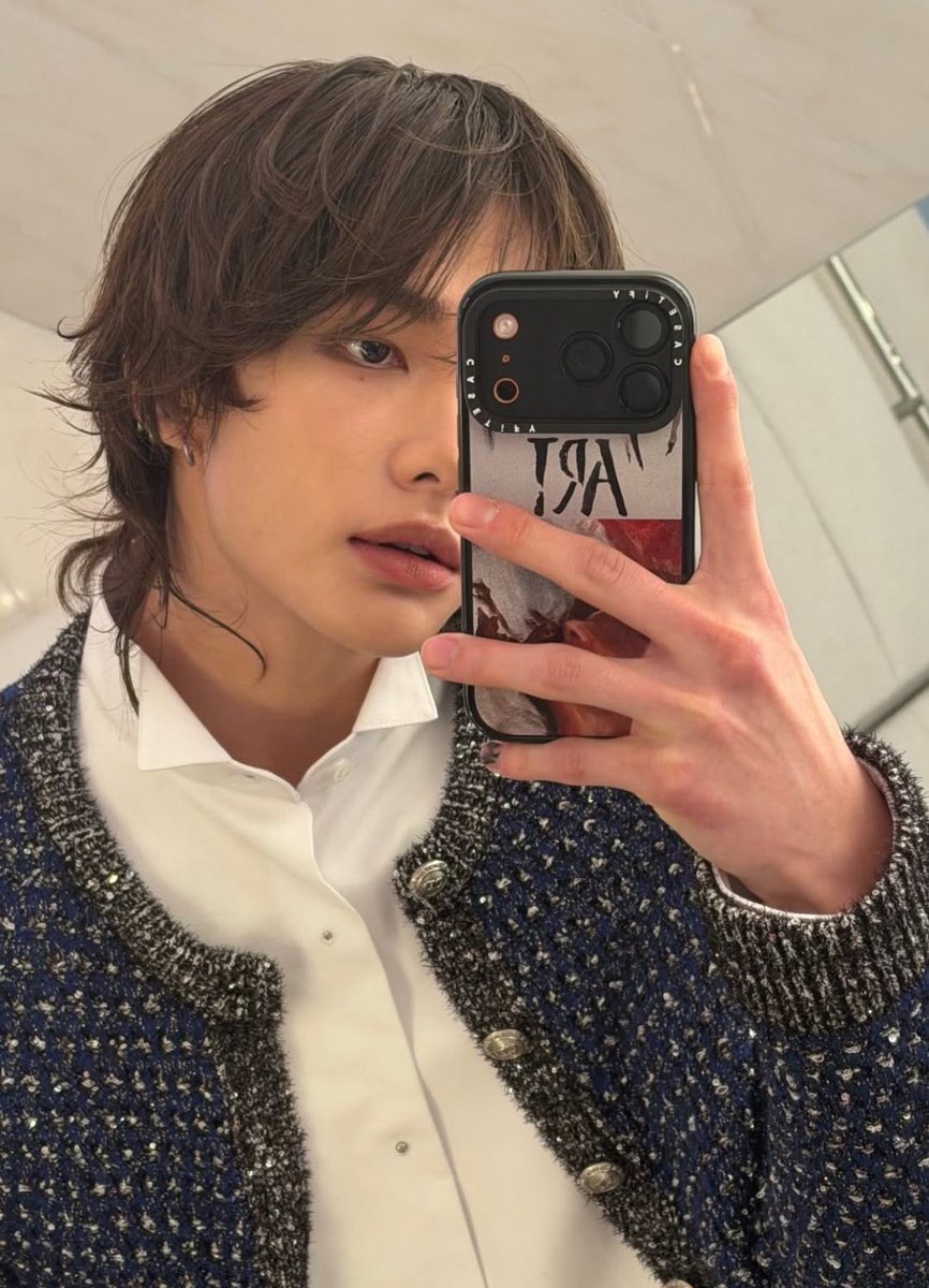 kindariahot's tweet image. Apareci só pra mostrar meu sp usando meu apelido “Ari” na capinha dele junto com um desenho de um casal? vermelho (nossa cor) e branco