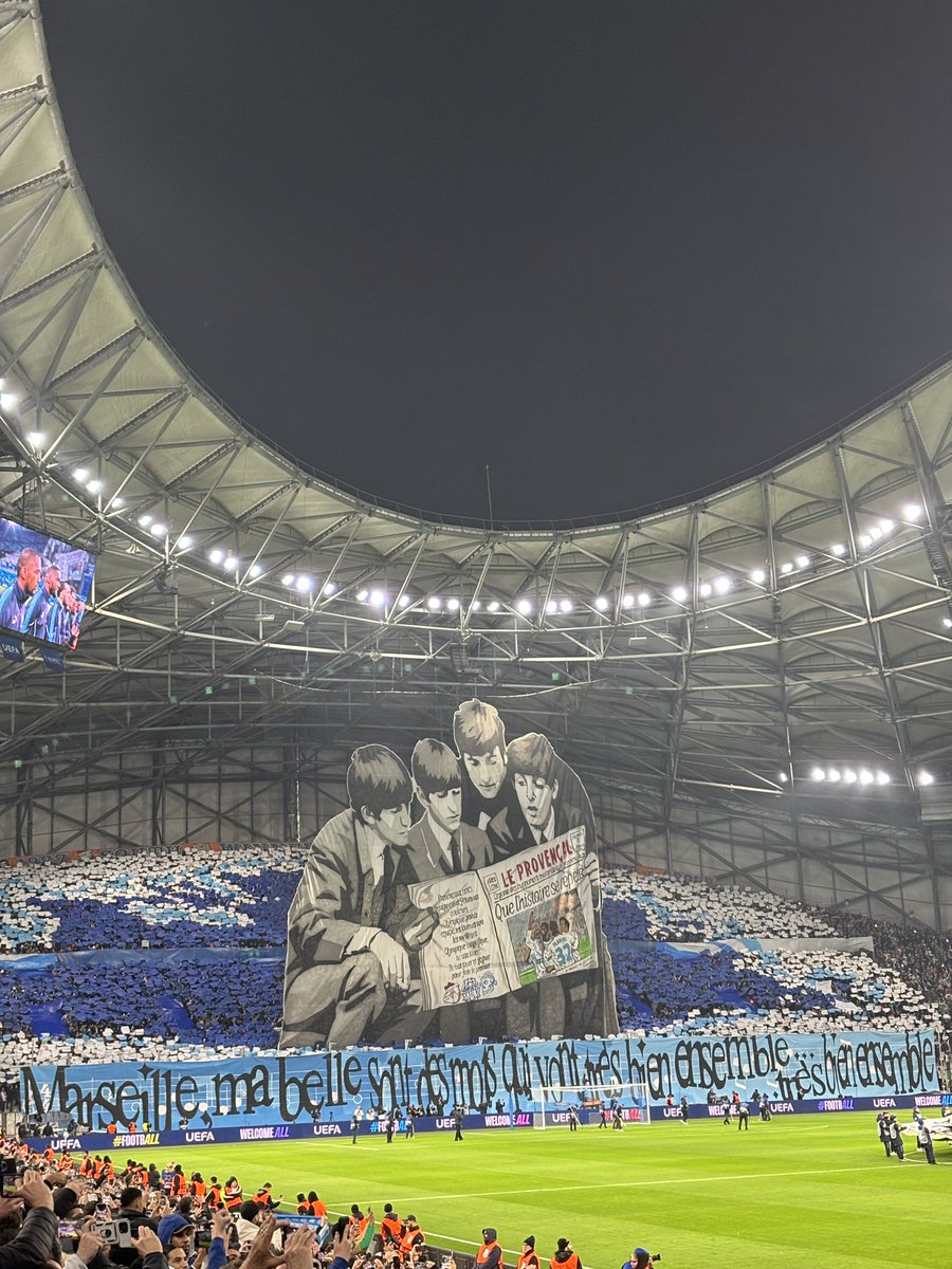 Le virage sud en mode Beatles ! C’est gigantesque 😍 ! #OMLFC #OMLiverpool