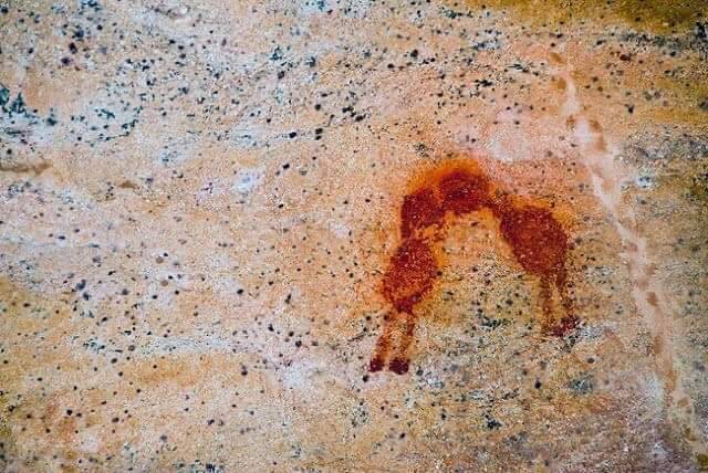 artenpedia's tweet image. "The Kiss", a 12,000-year-old rock painting at Pedra Furada in Brazil
