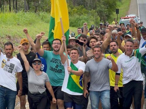 NP__Oficial's tweet image. 🚨 Atenção l Sem aviso prévio, PRF alerta para riscos em caminhada de Nikolas Ferreira

Sem interdições de vias, parlamentares e apoiadores podem sofrer acidente com uma carreta ou ônibus