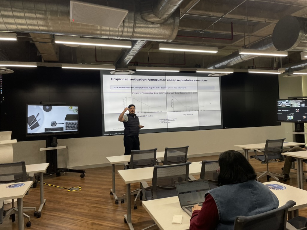 EGobiernoyTP's tweet photo. En el Taller de Investigación, nuestro profesor @JoseMoralesA, presentó un modelo teórico para diseñar estrategias que promuevan el bienestar social incluso en contextos de sanciones, restricciones institucionales o incentivos adversos.💡

#FormamosElFuturo https://t.co/AWOL16DBNm