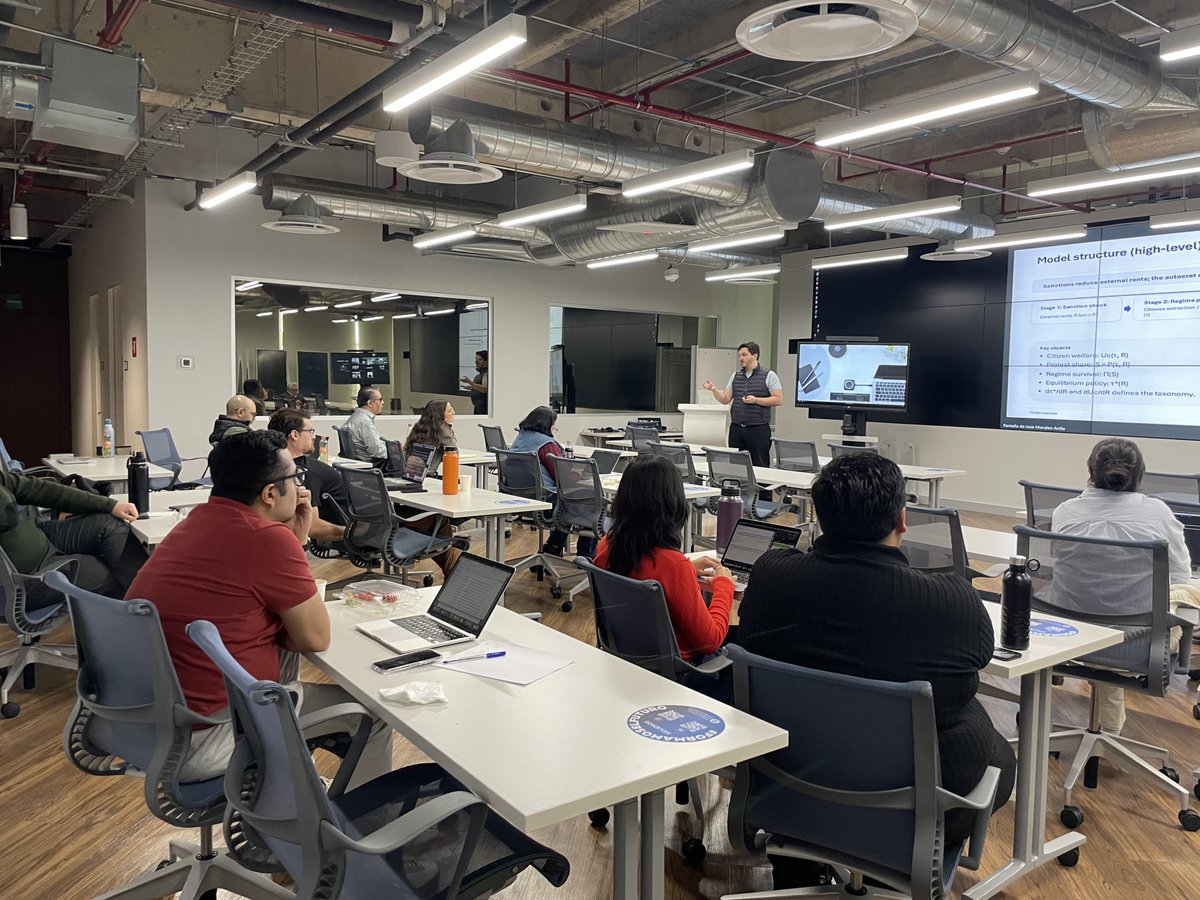 EGobiernoyTP's tweet photo. En el Taller de Investigación, nuestro profesor @JoseMoralesA, presentó un modelo teórico para diseñar estrategias que promuevan el bienestar social incluso en contextos de sanciones, restricciones institucionales o incentivos adversos.💡

#FormamosElFuturo https://t.co/AWOL16DBNm