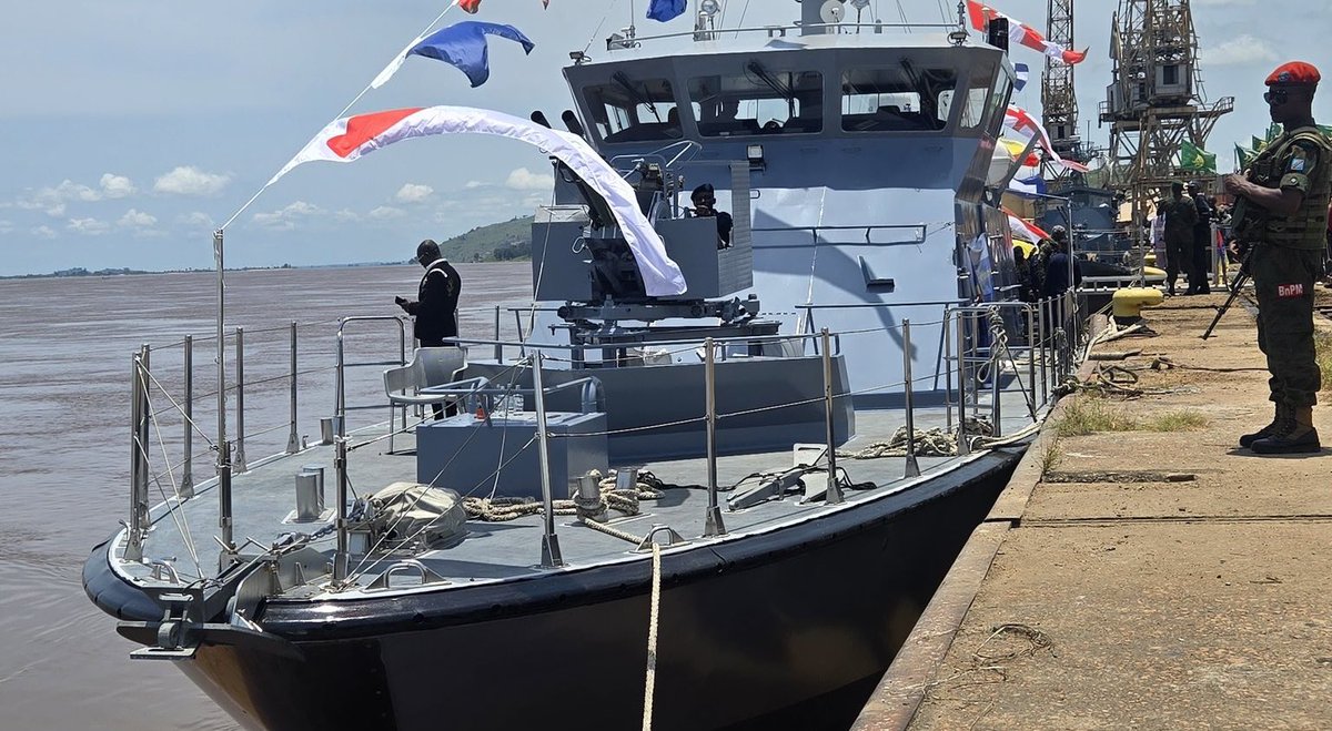 Cap_Brave's tweet photo. La force #navale de la République Démocratique du Congo, par son organisation impeccable, ses actions courageuses et le savoir-faire unique de mon général, mon père Albert Hemedy Lukombo Kuyandi, commence à produire des résultats éclatants. Félicitations à toi, mon général, pour ce leadership visionnaire qui inspire et élève notre nation.
Entre père et fils, ata to suanaka mais to Bongisaka kaka: je t’aime profondément et sans relâche mon leader.