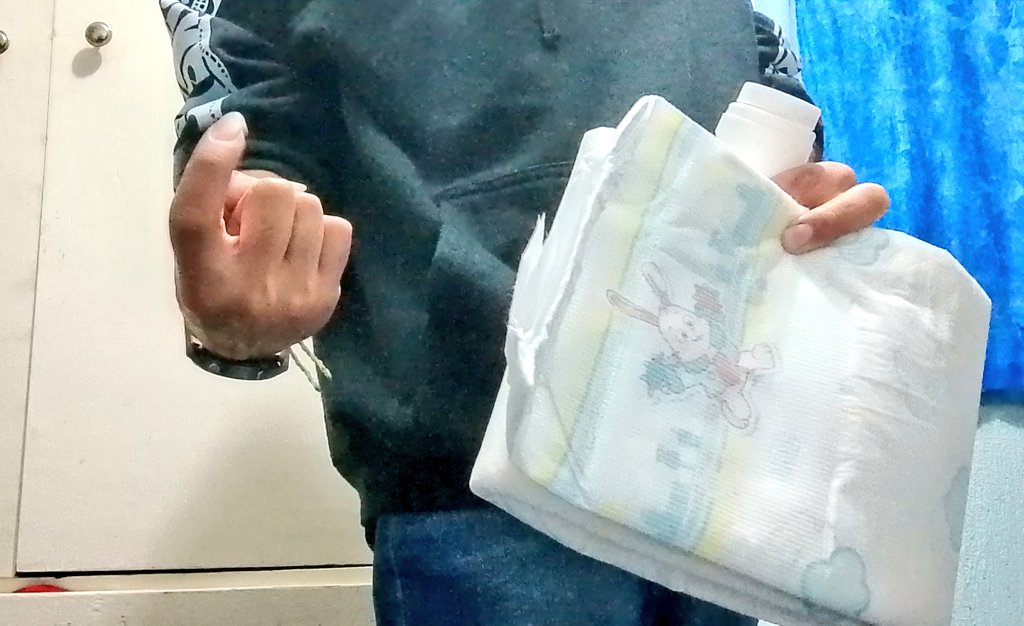 Come with daddy babe, it's tame for a diaper change... 
#abdl #diaperwetting #daddykink #DaddyDaughter #bdsm #ddlg