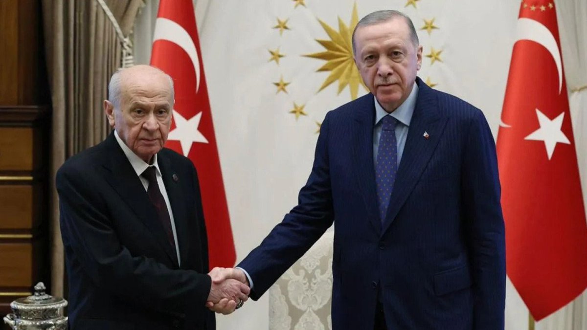 📌Bahçeli’nin ‘İktidar ortağı değiliz.’ yönündeki sözleri, MHP’nin iktidarın hangi uygulamalarını paylaşmadığı sorusunu gündeme getirdi. 

🔴En büyük fark ise stratejide görünüyor. 

💥MHP Lideri ‘Türkiye-Rusya-Çin-İran’ ittifakı derken, Cumhurbaşkanı Erdoğan stratejiyi